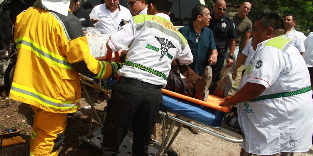 En Cancún, encontronazo entre colectivo y camioneta oficial