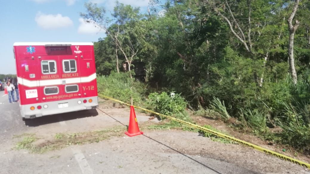 Tráiler embiste camioneta cerca de Mérida: dos muertos, otro grave