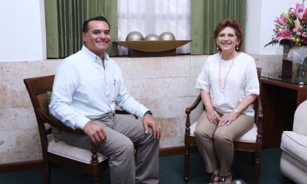 Alcaldesa María Fritz recibe la visita del alcalde electo, Renán Barrera Concha.