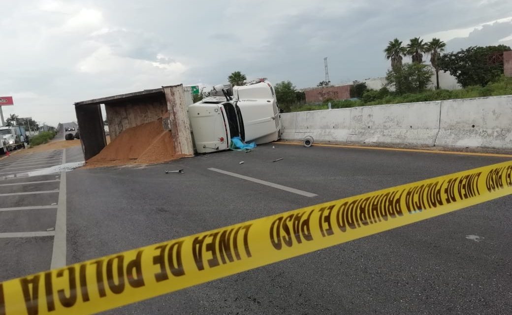 Conductor aplastado al volcar su vehículo en la Mérida-Motul
