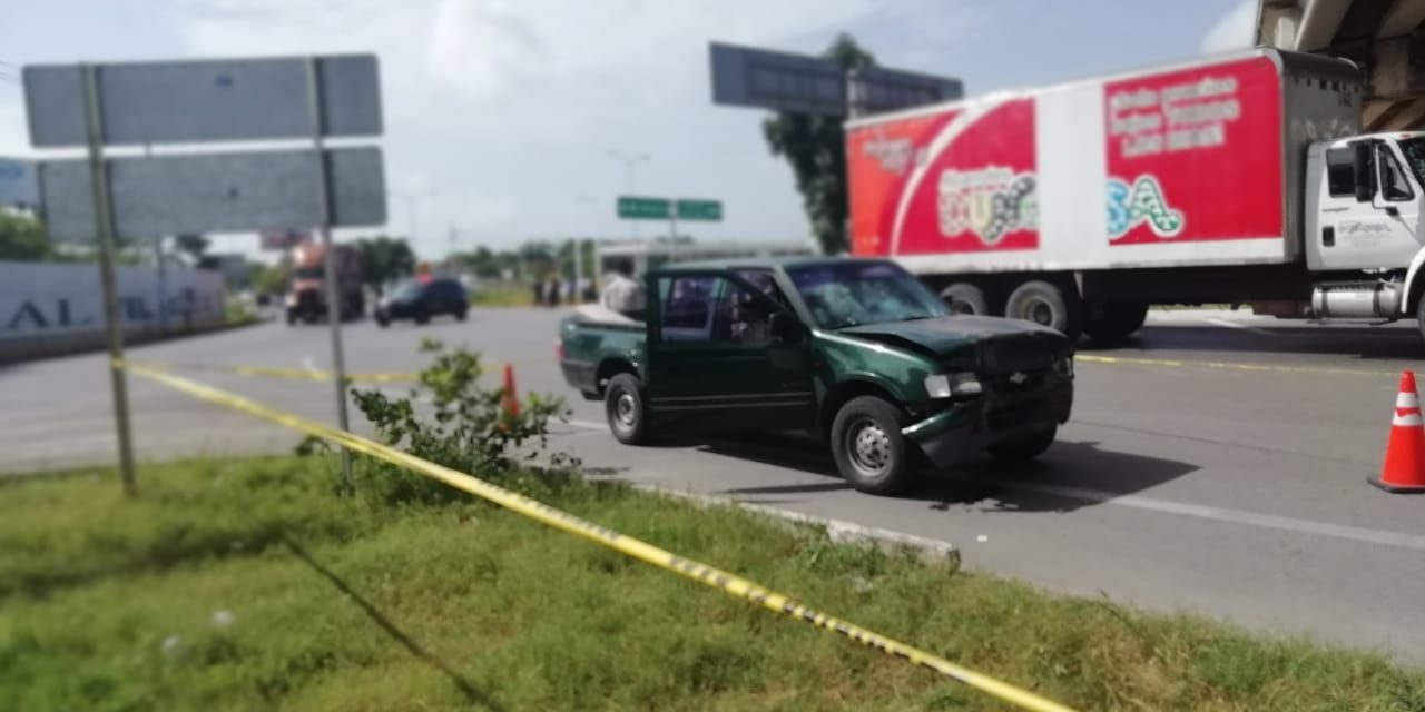 Tráiler sin frenos embiste cuatro autos; 1 muerto 20 heridos