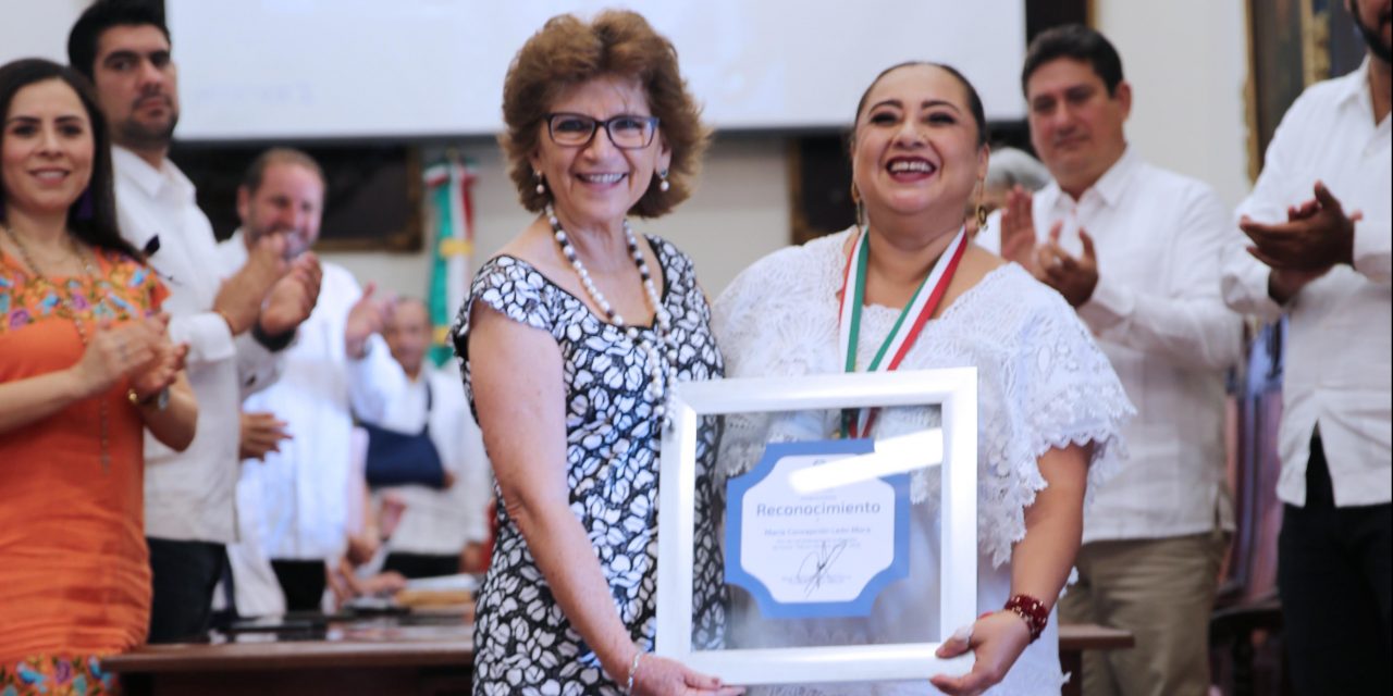 Entregan Medalla Héctor Herrera “Cholo” a Conchi León Mora