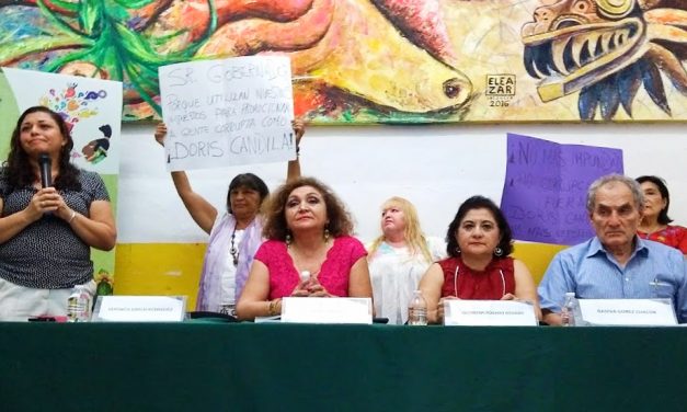 Activistas callan a funcionaria de Yucatán, en presentación de un libro (videos)