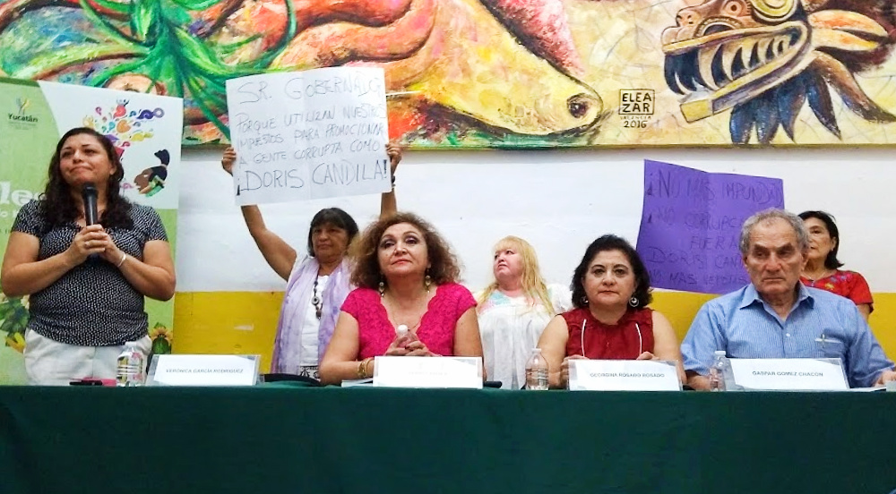 Activistas callan a funcionaria de Yucatán, en presentación de un libro (videos)