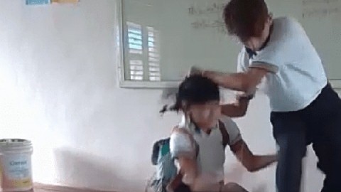 #QuintanaRoo: joven ataca a su compañera en salón de clases (vídeo)