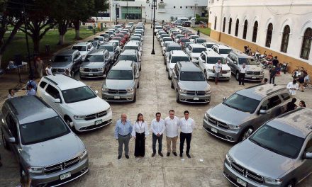 Mauricio Vila Dosal devuelve vehículos de lujo