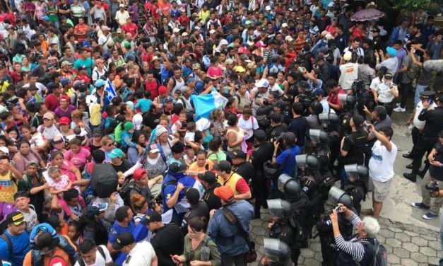 Dejan entrar a 3,000 migrantes que ‘rompieron’ frontera sur de México… uno por uno (video)