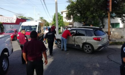 Colisionan camionetas por fallas de semáforo; planean protesta