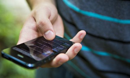 Mexicanos usan celulares para fingir estar ocupados y no conversar