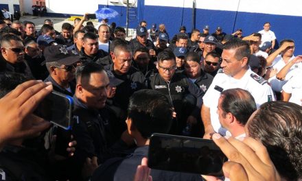 A empellones sacan a mando policíaco en Cancún (vídeo)