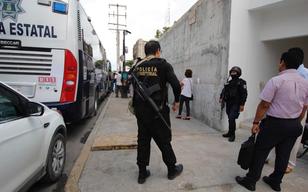 Arrestados policías de Cancún por agresión y violencia