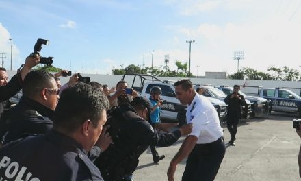 Tras protesta, darán de baja a la mitad de los policías de Cancún (video)