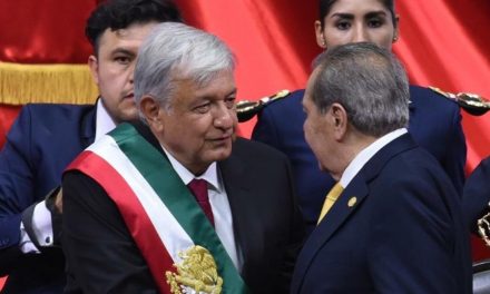 No le voy a fallar a pueblo de México: López Obrador al llegar a Palacio Nacional