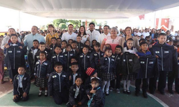 A repartición más de 208 mil chamarras a estudiantes yucatecos
