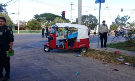 Autobús choca a mototaxi en Xoclán; muere pasajera