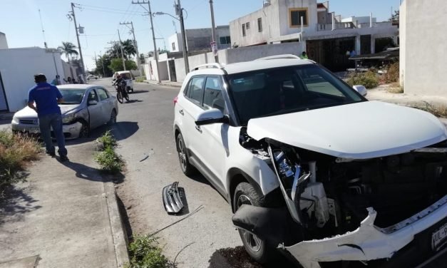 Transitan en sentido contrario los dos y chocan