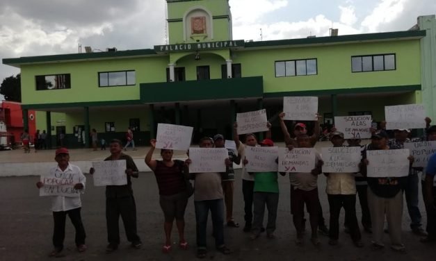Despide a trabajadores y contrata a ex alcalde