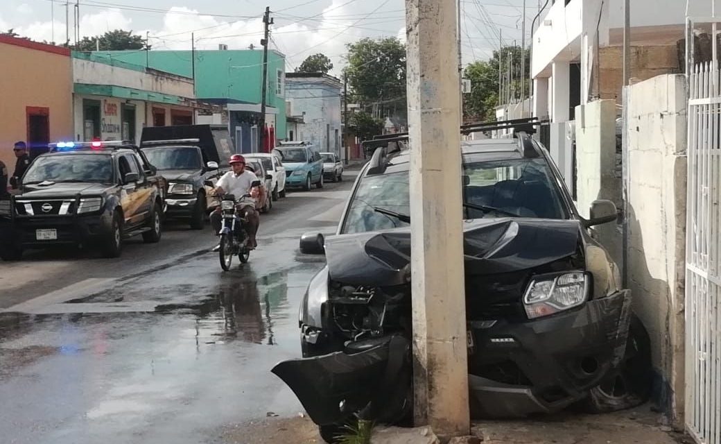 Revisa mensaje en celular mientras conduce y destruye camioneta