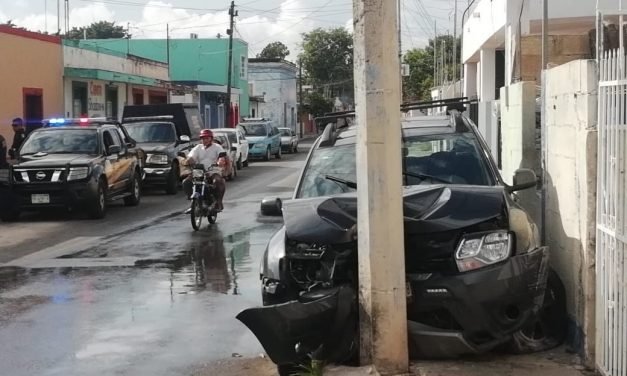 Revisa mensaje en celular mientras conduce y destruye camioneta