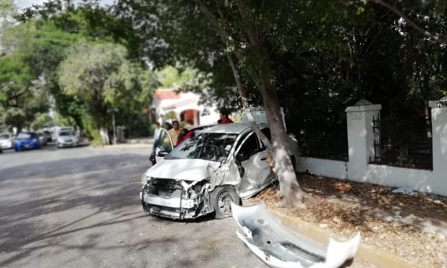 ‘Encontronazo’ de conductoras en avenida Colón con calle 14
