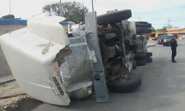 Vuelca carguero en municipio de Progreso