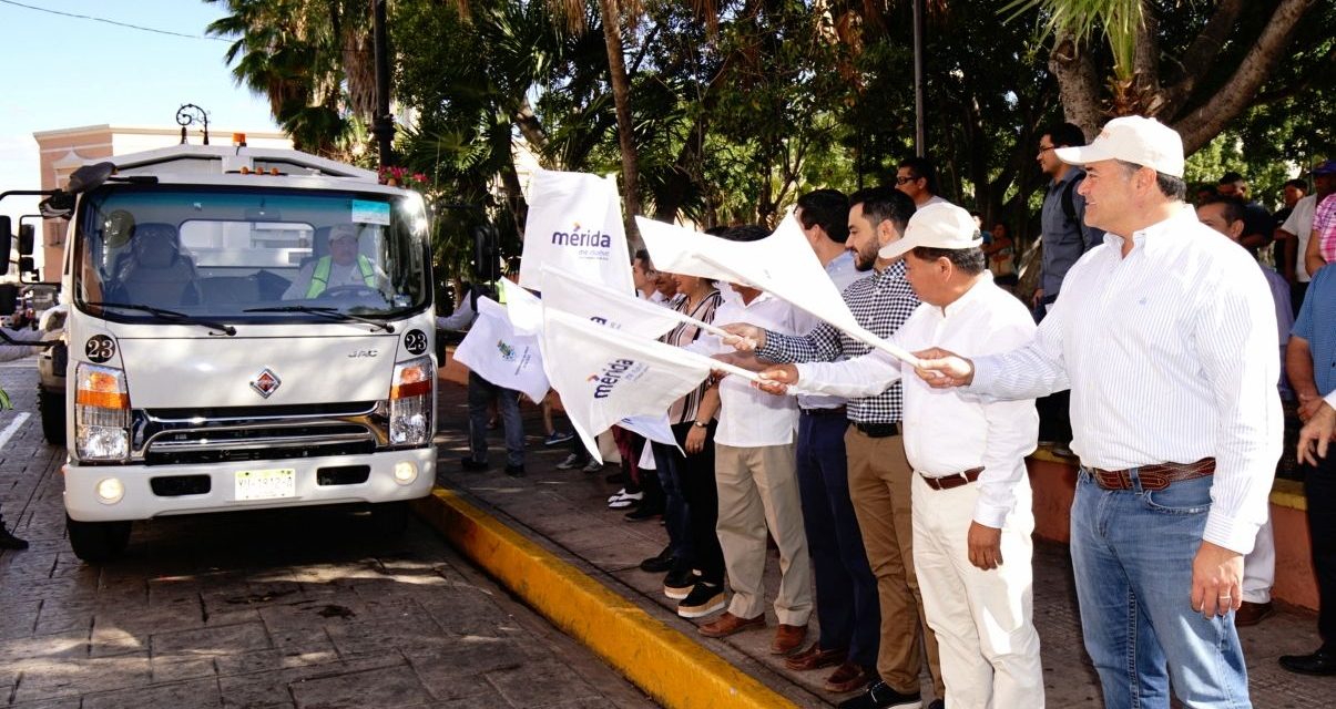 Renán Barrera pone marcha dos modernas unidades recolectoras de basura