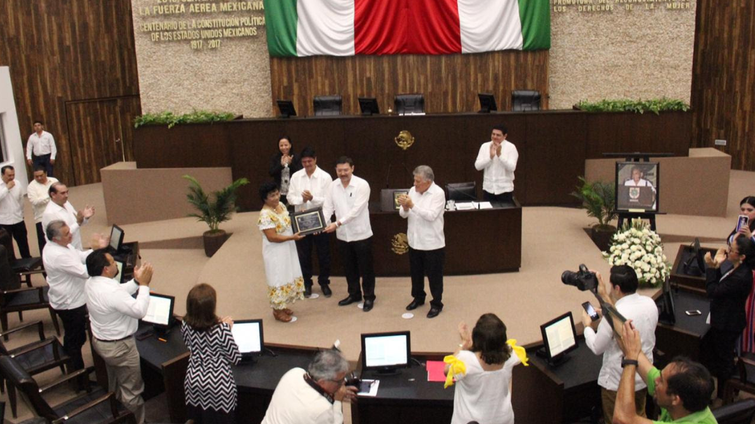 Recibe reconocimiento y pide liberar a Yucatán de agroquímicos