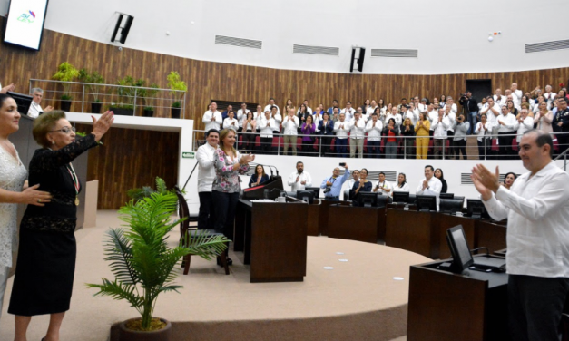 Doctora María Teresa Mendoza Fernández, recibe medalla del Congreso