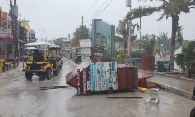 Azotó “pequeño huracán” en Península de Yucatán (Vídeo)