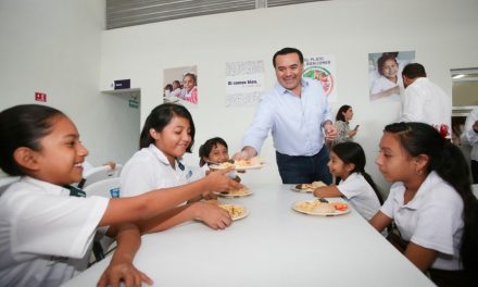 Entrega Renán Barrera nuevo comedor escolar en colonia San José Tecoh