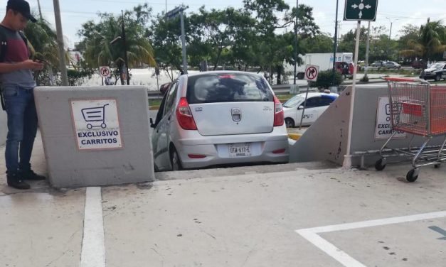 Mira cómo una mujer en Cancún saca su auto en escalera