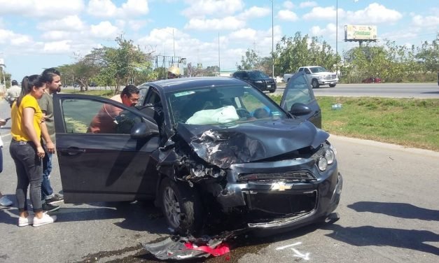Pelean niños en asiento trasero, se distrae y choca; todos lesionados