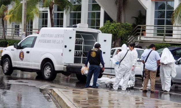 Retira dinero en banco de Cancún y lo asesinan