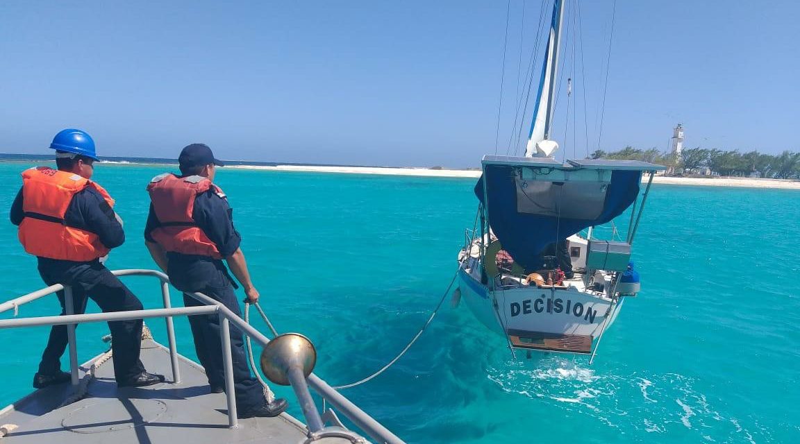 Rescatados tripulantes en velero de EU cerca de Isla Arenas