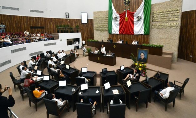 Artesana Celsa Iuit Moo recibió galardón Consuelo Zavala Castillo