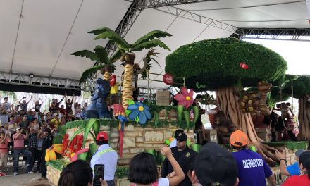 Eufórica multitud despide a Momo en Plaza Carnaval