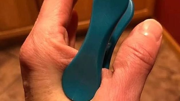 Una mujer encontró un método efectivo y muy barato para curar la migraña