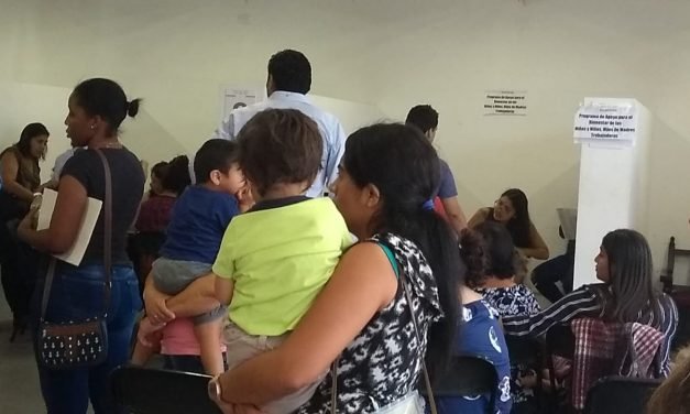 Llevan madres a hijos “fantasma” a oficina federal