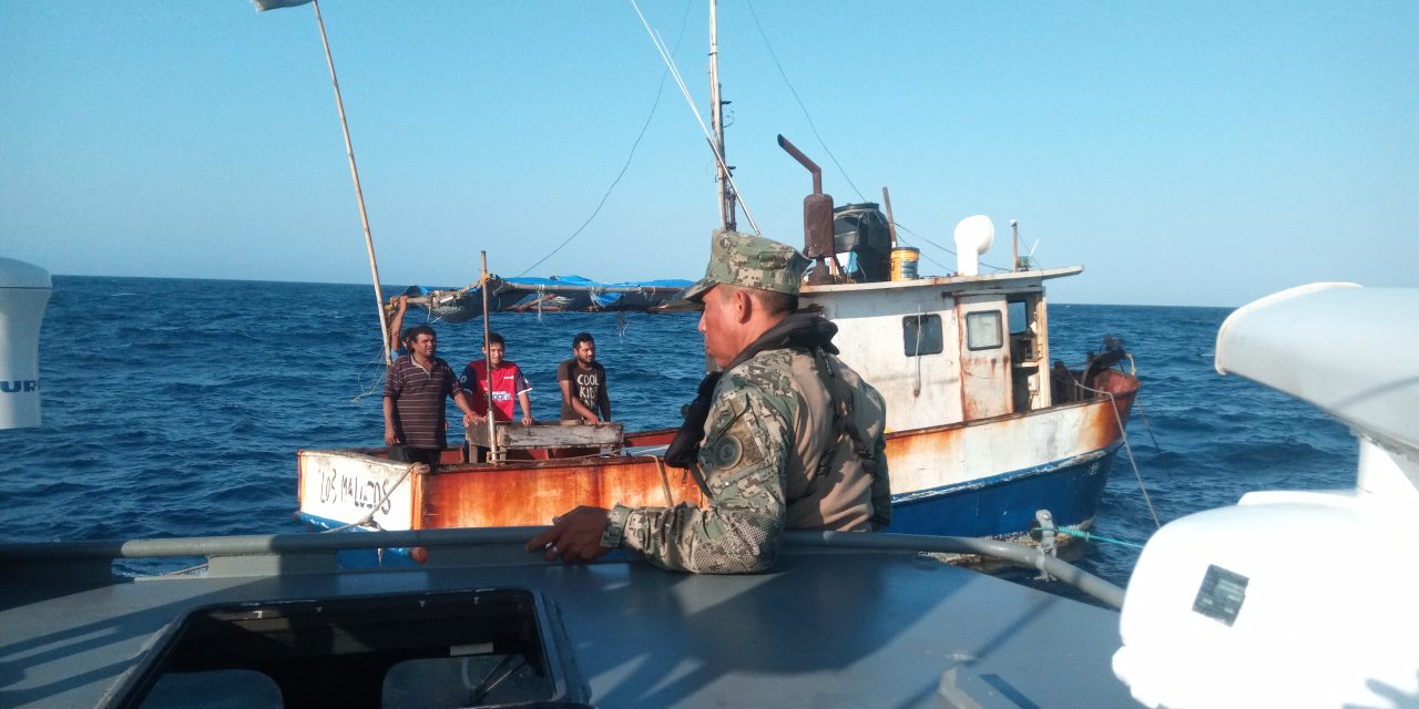 Rescatados cinco pescadores cerca de Cayo Arenas, Campeche