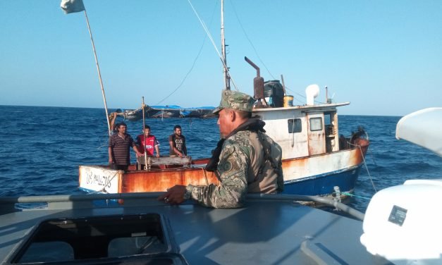 Rescatados cinco pescadores cerca de Cayo Arenas, Campeche