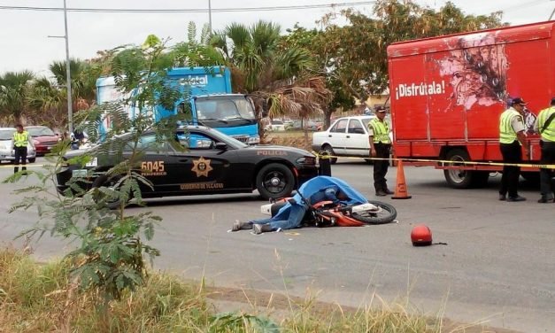 Motocicleta contra March en periférico; muere uno