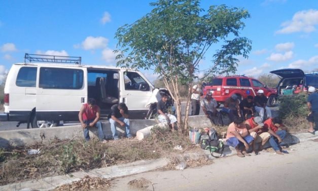 Camioneta con nueve albañiles choca a Tiida en la Mérida-Tetiz