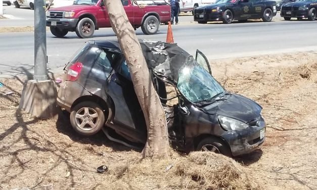Destroza su vehículo en periférico y ella “muy grave”
