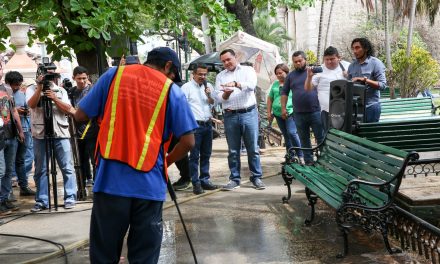 Brigada de limpieza en parques del centro histórico de Mérida