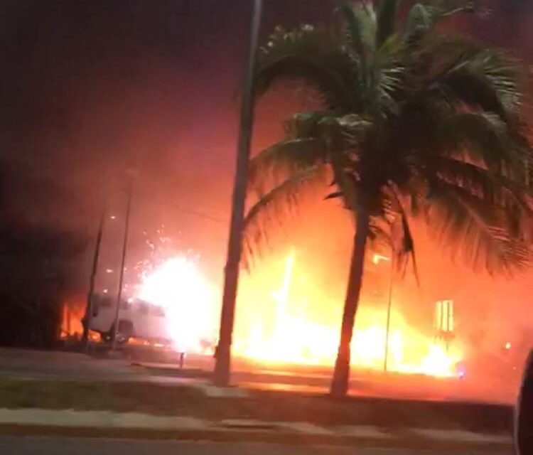 Atacan lote de autos de lujo en Cancún (Vídeo)