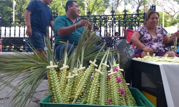 Mucha fe, pero pocas ventas de objetos de palma en Domingo de Ramos