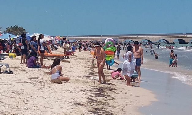 Oleada de turistas en la costa yucateca (Vídeo)