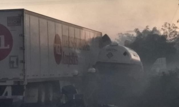 A punto de tragedia: chocan pipa, tráiler y otros 5 vehículos (Vídeo)