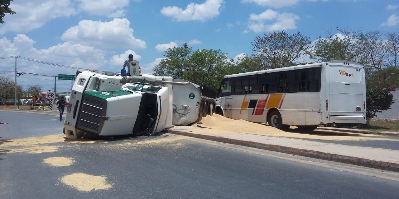 Excede velocidad, vuelca y casi arrastra a autobús de pasajeros