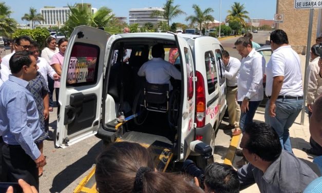 Estrenan transporte gratuito personas con discapacidad motriz (Vídeo)